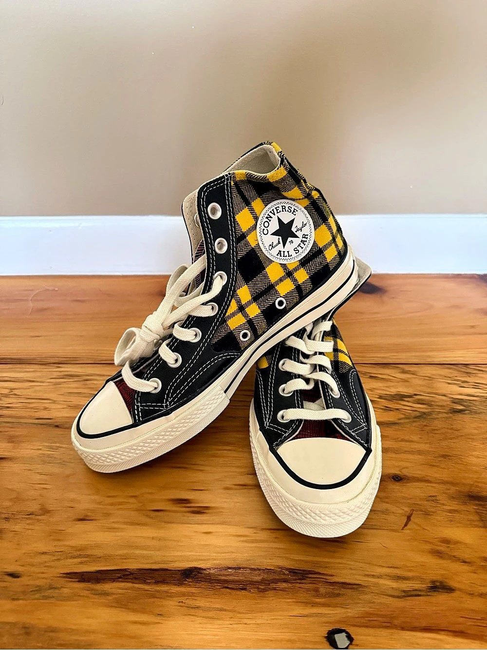 Converse Chuck Taylor All Star Sneakers in Black & Yellow US 8